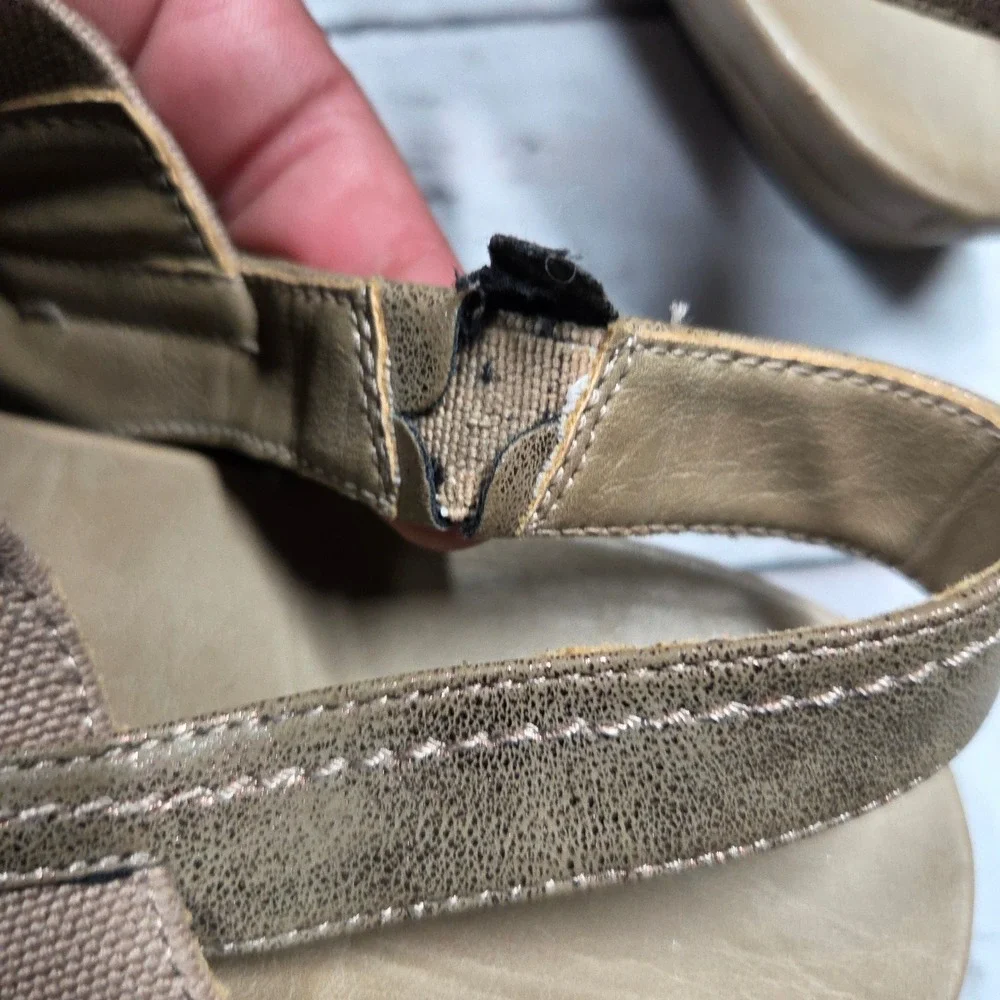 AXXIOM‎ Wynne Slingback Wedge Sandals Womens 7.5M Bronze Metallic Strap Damaged